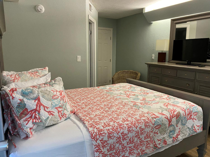 Bedroom 2, Howard Johnson by Wyndham Oceanfront Daytona Beach, Volusia