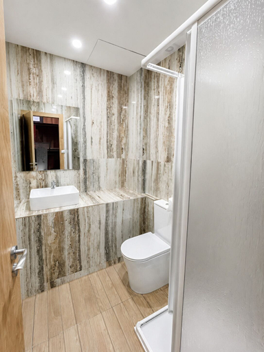 Bathroom 3, Senda Hostel Retiro, Madrid
