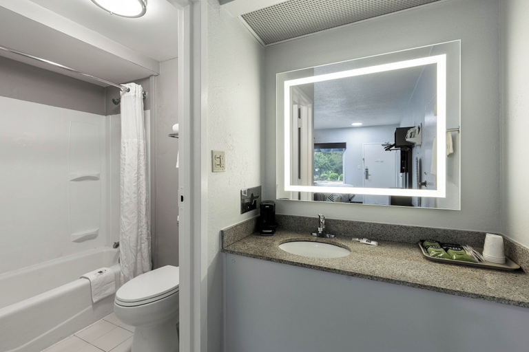 Bathroom 4, Studio 6 Suites Jacksonville, NC, Onslow