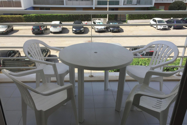 Outdoor dining, 1 Bed Apartment Sleeps 2 - Pool Access - Balcony, Portimão
