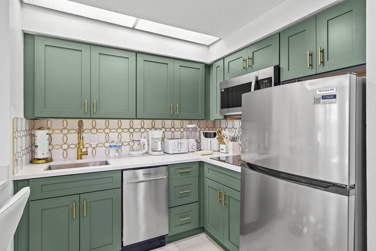 Private kitchen, Staysky Suite Near Universal & Disney Parks, Orange