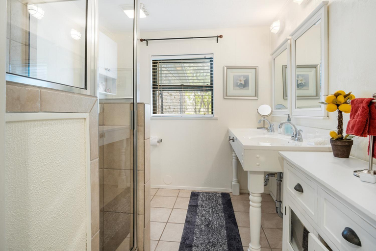 Bathroom 3, Indian Springs Lakehouse, Bandera