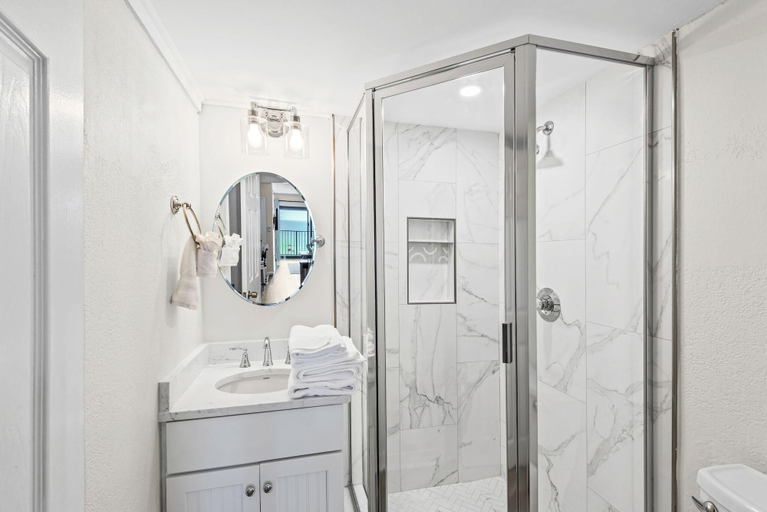 Bathroom 3, Sundunes 173, Escambia