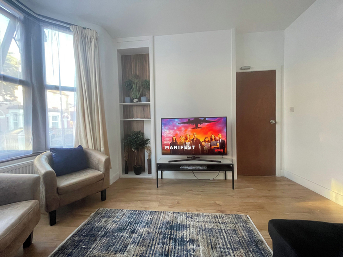 Living area 2, Tottenham - Sleeps 10 - Garden - Near Transport, London
