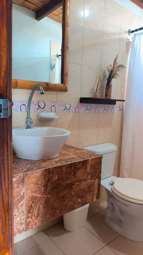 Bathroom 4, Cocoa Beachfront Inn, Sucre
