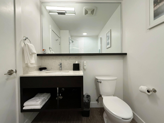 Bathroom 4, Quality Inn, Nanaimo