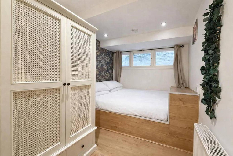 Room 5, Earls Court Apt, Sleeps 3 With Private Entrance, London