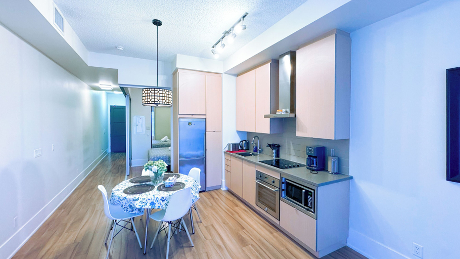 Private kitchen, Parkstone Suites, Toronto