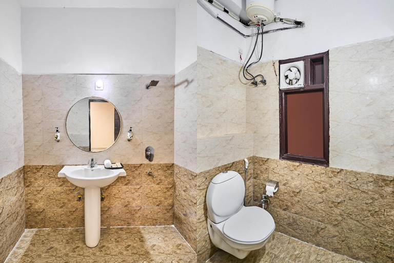 Bathroom 4, Itsy Hotels Golden Vista, Gautam Buddha Nagar