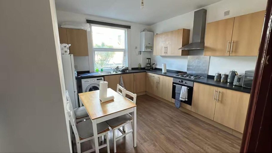 Private kitchen 2, House - Sleeps 10 - Honor Oak Park Station 2 Mins Walk, London