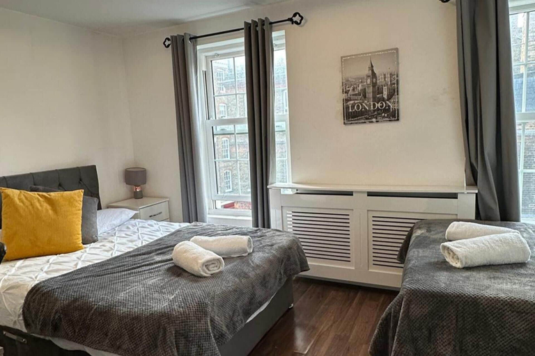 Room 4, House Sleeps 22 With Wifi, London