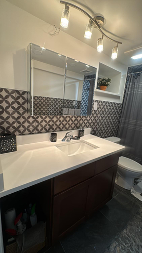 Bathroom 3, Dayton Dream, Newark