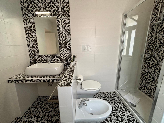 Bathroom, Domus Caecilia - via Cola di Rienzo, Rome