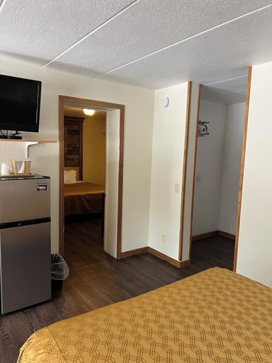 Bedroom 3, Amber's Inn & Suites, Columbia
