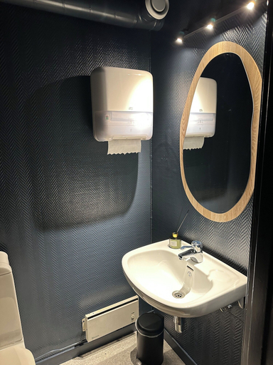 Shared bathroom 3, Astra Whale - Waterfront Boutique Hostel in Lofoten, Vågan