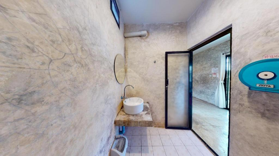 Bathroom 4, The Rest Hotel, Pattaya