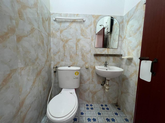 Bathroom 3, Combretrata, Mean Chey
