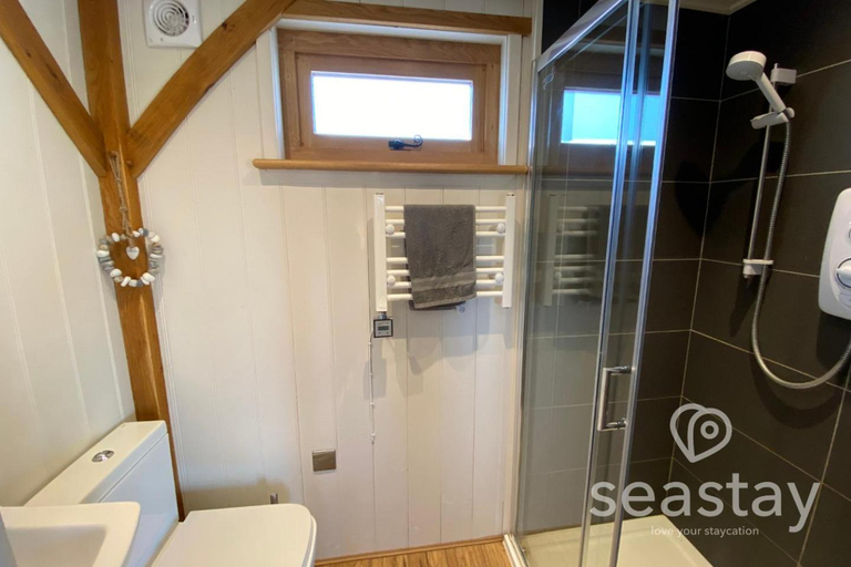 Bathroom, The Gatehouse Lodge Farm Stay, Distant Sea Views, Kent