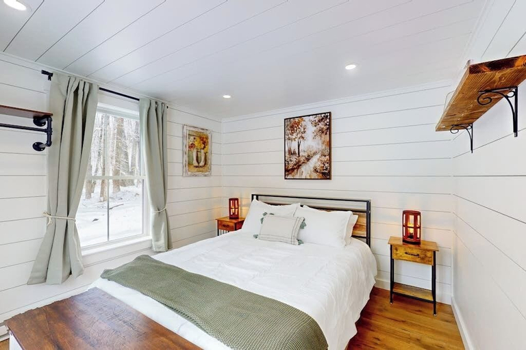 Room 3, Brand-new Dog-friendly Home Near Hancock Pond With Firepit, Grill, Streaming, AC, Hancock