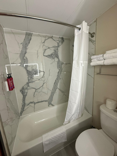 Bathroom 5, SureStay by Best Western Wichita Airport, Sedgwick