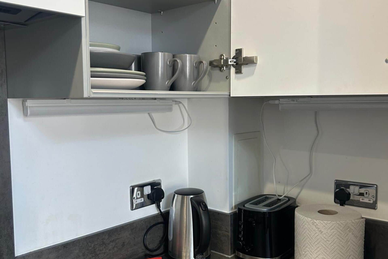 Interior 3, Central 1-bed Apt for 4 Near Transport & Shops, London