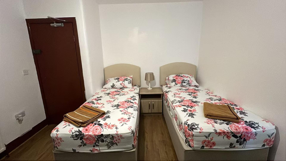 Room 5, House - Sleeps 10 - Honor Oak Park Station 2 Mins Walk, London