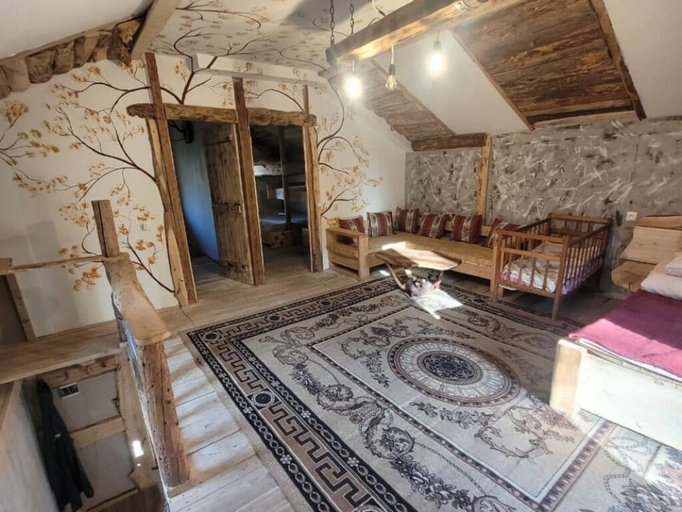 Interior 2, Hors Home