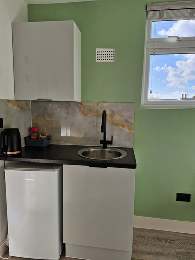 Private kitchen, Studio - Sleeps 2 - Wifi - Free Secure Parking, London
