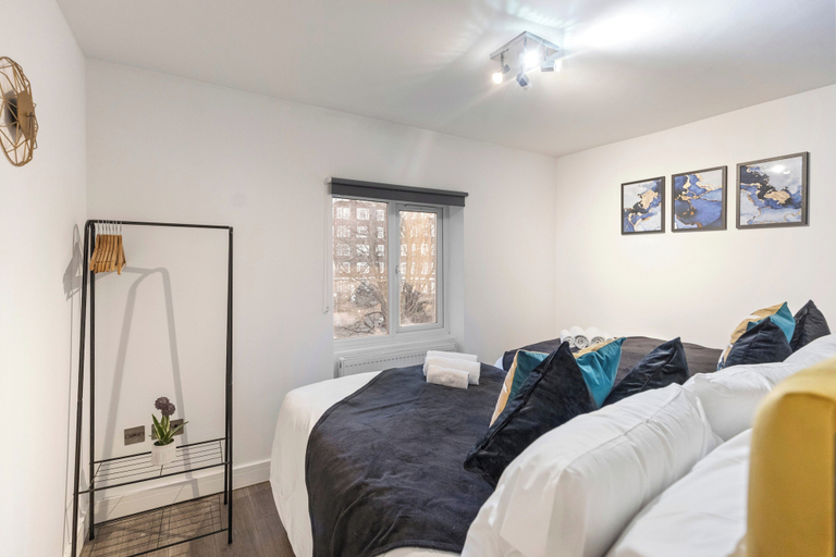 Room 4, Apartment - Sleeps 11 - Hampstead Group Stay, London