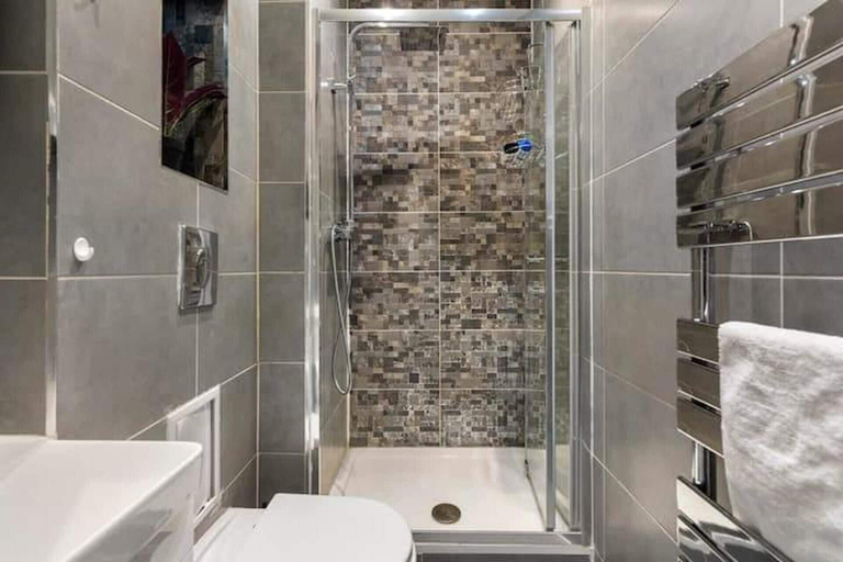 Bathroom 2, Apartment - Sleeps 7 - Paddington Station 5 Mins, London