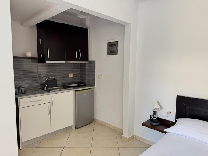 Others 4, Tomi garden apartment, Sarandës