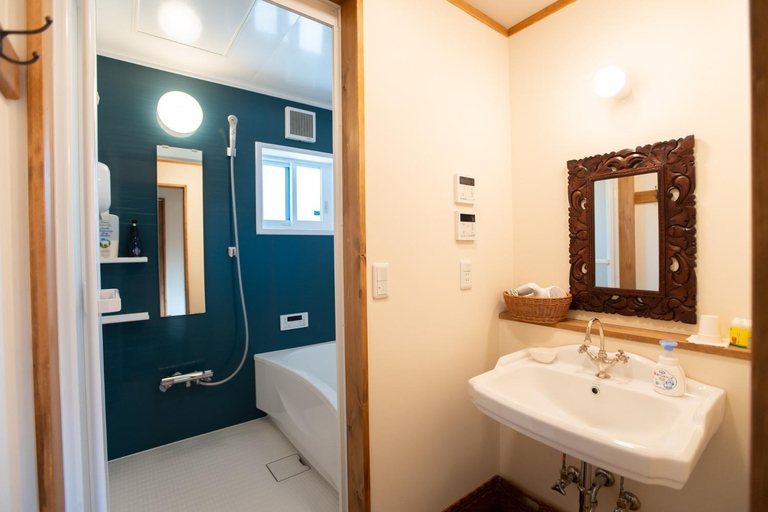 Bathroom 5, Canoa, Unknown3