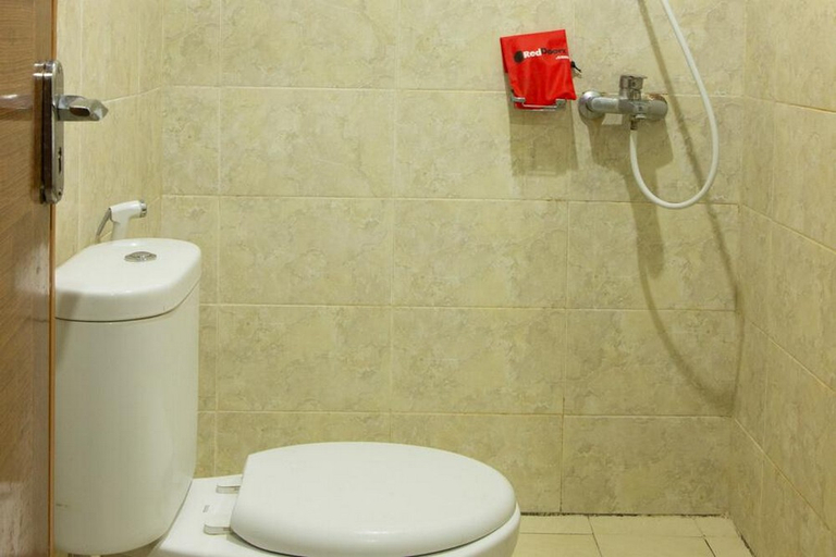 Bathroom 4, RedDoorz near Goa Panggung, Pangandaran