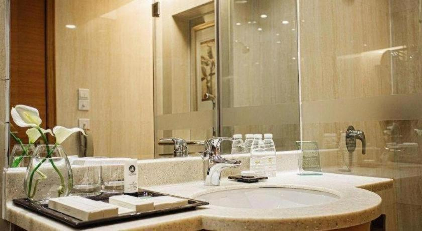 Bathroom, Grand Mercure Teda Dalian, Dalian
