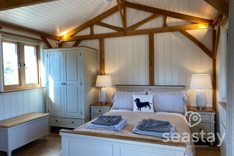 Bedroom, The Gatehouse Lodge Farm Stay, Distant Sea Views, Kent