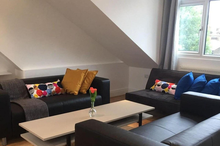 Living area, Spacious Apartment Sleeps 7 Near Central London, London