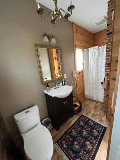 Bathroom 2, The Greenfield Inn, Hillsborough