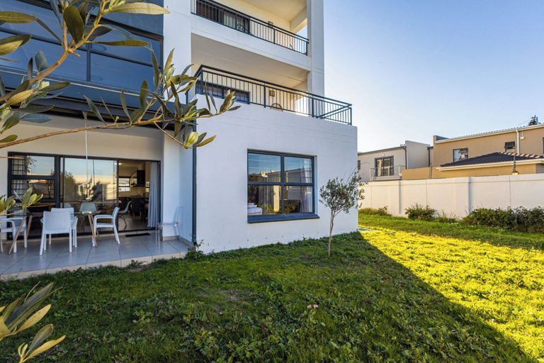 Outdoor dining 4, Modern 3-Bed Garden Pool Gym by CTHA, City of Cape Town