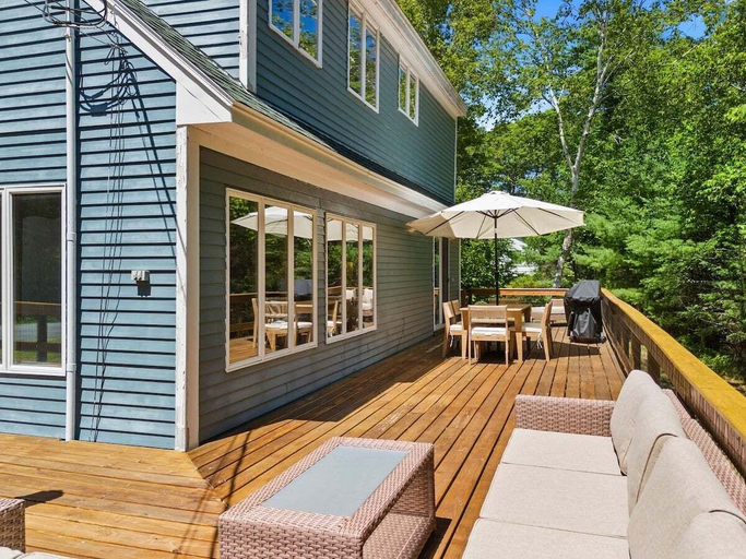 Outdoor dining 5, Boothbay Birch Cottage, Near Botanical Gardens, Lincoln