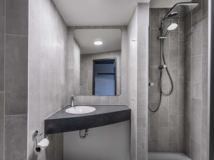 Bathroom 5, B&B Hotel Freiburg-Süd, Freiburg im Breisgau