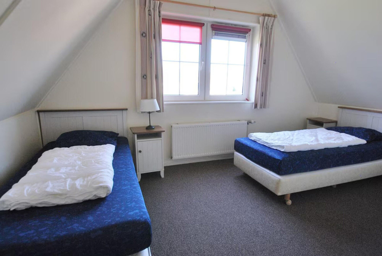 Room 5, Luxury Beach Villa in Makkum With Sauna, Wûnseradiel