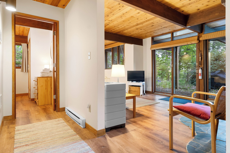Interior 2, Beautiful Hidden Waterfront Retreat With Rocky Beach, Lincoln