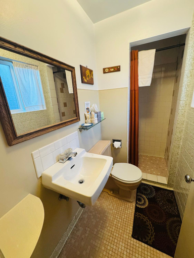 Bathroom, Itty Bitty Inn, Coos