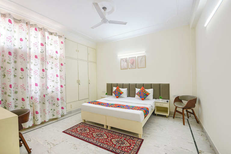 Room 2, Via Golden Gate Stayz, Gurgaon