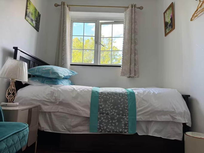 Room 4, Zone1 House Sleeps 8 - 2 Mins to Station - Pets Ok, London