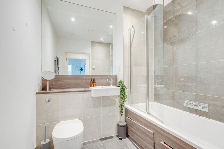 Bathroom 2, Battersea 2-bed Apt, Sleeps 4 With Wifi, London