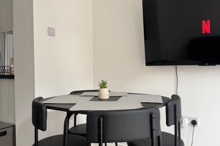 Dining, Modern 2-bed Apartment Sleeps 5 Fast Links Central, London