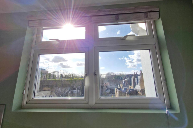 Interior 2, Studio - Sleeps 2 - Wifi - Free Secure Parking, London