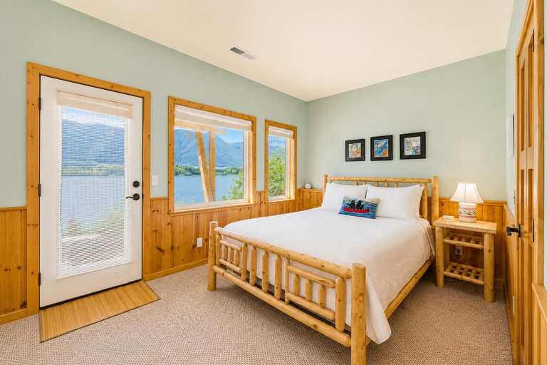 Bedroom 4, Lazy Bear Lodge by NW Comfy Cabins, Chelan