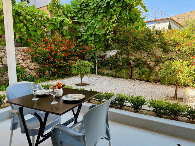 Others 3, Tomi garden apartment, Sarandës